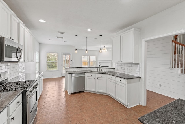 7427 Pony Crk, Missouri City, TX 77459 - kitchen with appliances with stainless steel finishes, tasteful backsplash, a sink, a peninsula, and recessed lighting