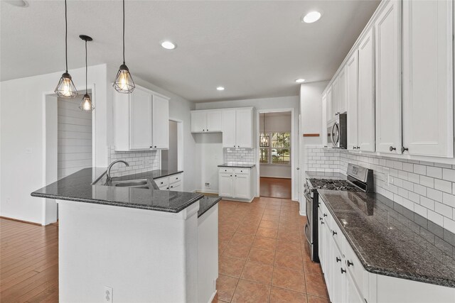 7427 Pony Crk, Missouri City, TX 77459 - kitchen with appliances with stainless steel finishes, a sink, a peninsula, backsplash, and dark stone counters