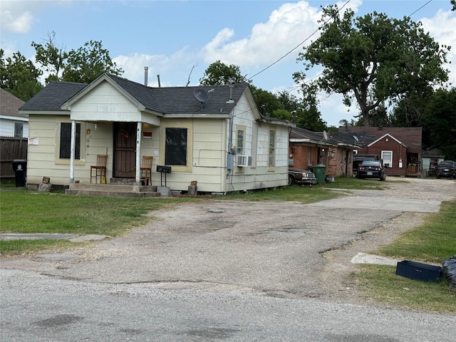 4204 Wipprecht St, Houston, TX 77026 - bungalow-style house with driveway and a shingled roof