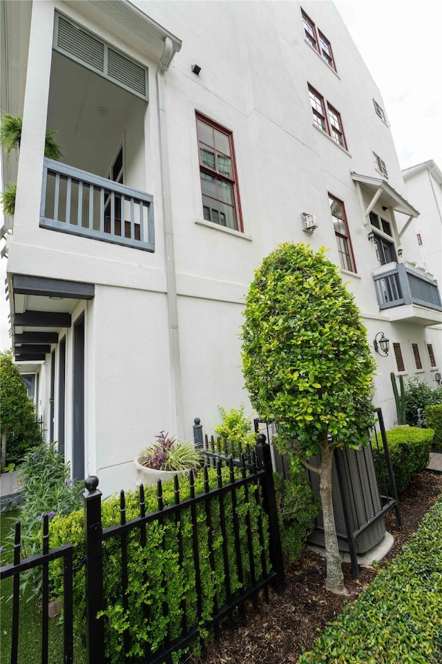 242 E 28th St, Houston, TX 77008 - view of side of property with a balcony and stucco siding