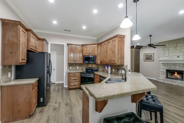 18024 Cindy Ln, Conroe, TX 77302 - kitchen featuring appliances with stainless steel finishes, a ceiling fan, a sink, a peninsula, and open floor plan