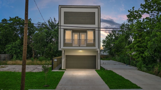 6631 Foster St, Houston, TX 77021 - contemporary house with stucco siding, an attached garage, concrete driveway, and a balcony