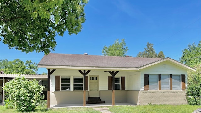 1602 W Blum St, Alvin, TX 77511 - ranch-style home with roof with shingles, brick siding, and a front yard