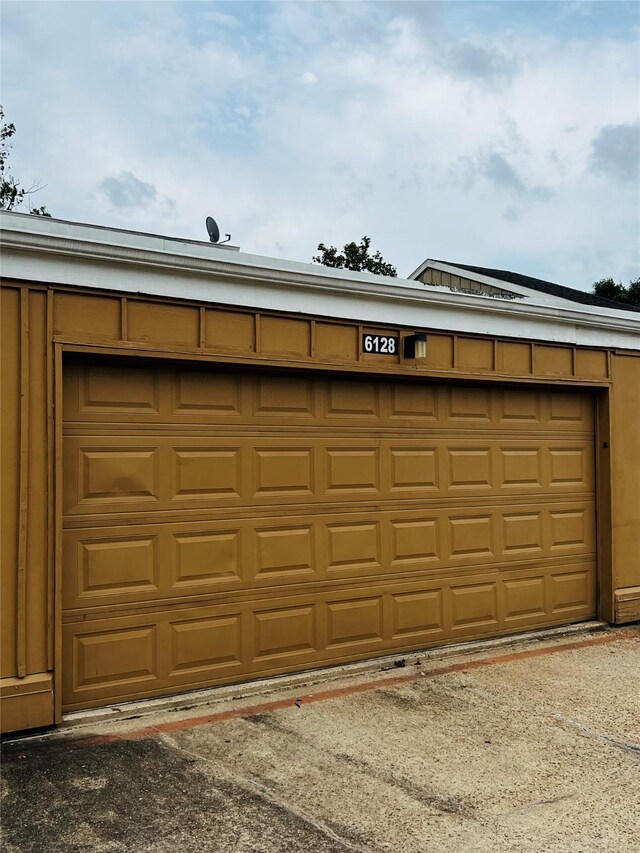 6128 Dryad Dr, Houston, TX 77035 - view of garage
