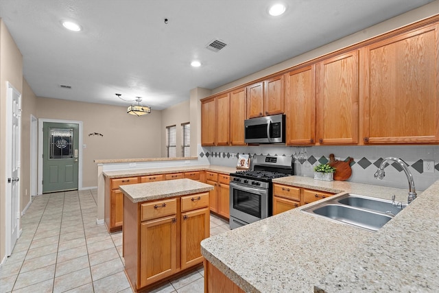 19918 Cypresswood Lake Dr, Spring, TX 77373 - kitchen with appliances with stainless steel finishes, a sink, a peninsula, light countertops, and recessed lighting