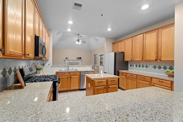 19918 Cypresswood Lake Dr, Spring, TX 77373 - kitchen featuring stainless steel appliances, a sink, tasteful backsplash, a peninsula, and lofted ceiling