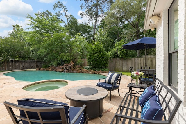 31 Wood Cove Dr, The Woodlands, TX 77381 - fenced backyard with a patio area and an in-ground hot tub