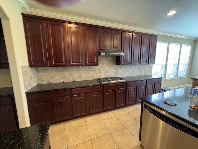 11703 Sterling Brook St, Pearland, TX 77584 - kitchen featuring stainless steel appliances, under cabinet range hood, crown molding, dark stone counters, and backsplash