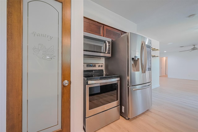 12206 Ashcroft Dr, Houston, TX 77035 - kitchen featuring stainless steel appliances, light wood-type flooring, and a ceiling fan