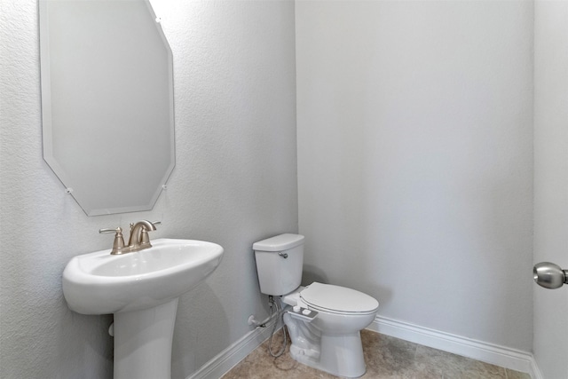 4926 Thunder Creek Ln, Sugar Land, TX 77479 - bathroom featuring toilet, baseboards, and a sink
