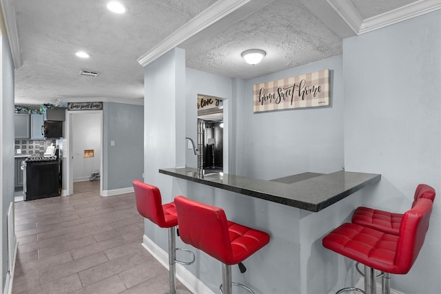 1406 Grand Valley Dr, Houston, TX 77090 - indoor bar with black microwave, baseboards, tasteful backsplash, a textured ceiling, and recessed lighting