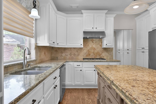 7 Newland Ct, The Woodlands, TX 77382 - kitchen with range hood, a sink, gas cooktop, white cabinets, and light wood-style flooring