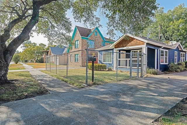 5213 Claremont St, Houston, TX 77023 - view of front facade featuring a gate