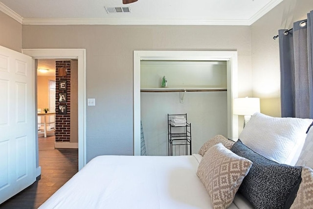 5213 Claremont St, Houston, TX 77023 - bedroom featuring crown molding, a closet, wood finished floors, and baseboards