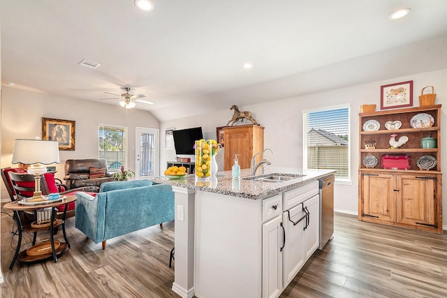 9521 Mountain Maple Pl, Conroe, TX 77385 - kitchen with a sink, dishwasher, light wood-type flooring, plenty of natural light, and recessed lighting