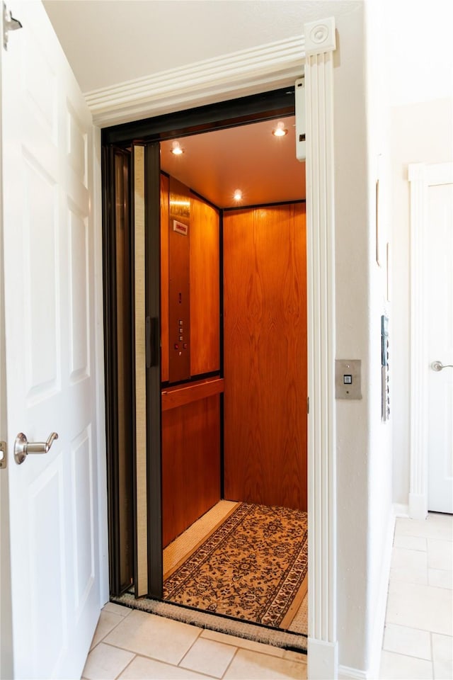 1554 Windsong Way, Tiki Island, TX 77554 - elevator with baseboards