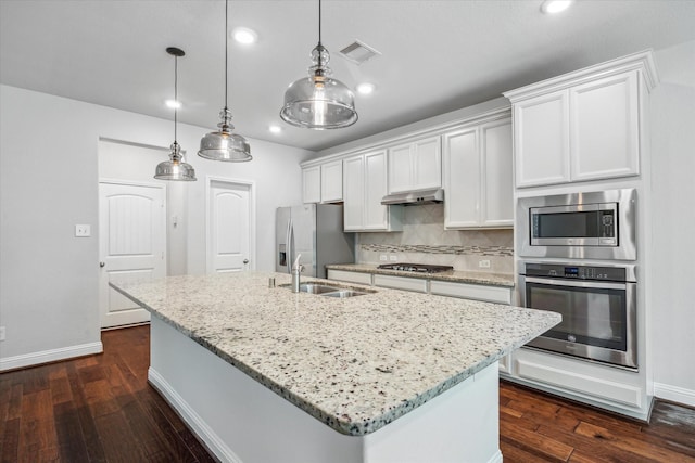 12 Centennial Ridge Pl, Magnolia, TX 77354 - kitchen with appliances with stainless steel finishes, a center island with sink, a sink, recessed lighting, and under cabinet range hood