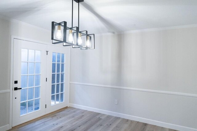 2243 W Alabama St Unit 10, Houston, TX 77098 - unfurnished dining area featuring a chandelier, wood finished floors, crown molding, and baseboards