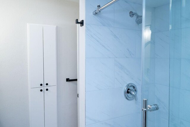 2243 W Alabama St Unit 10, Houston, TX 77098 - bathroom with tiled shower
