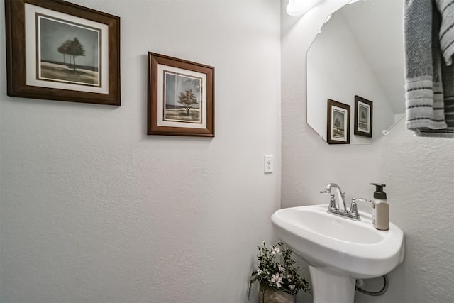 356 Selah Ct, Alvin, TX 77511 - bathroom featuring a textured wall