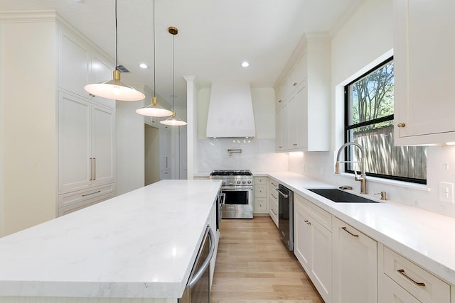4528 S Evergreen St, Bellaire, TX 77401 - kitchen featuring appliances with stainless steel finishes, custom exhaust hood, a sink, a kitchen island, and light wood-style floors