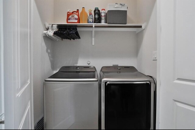 4104 Marina St, Houston, TX 77007 - laundry room with independent washer and dryer