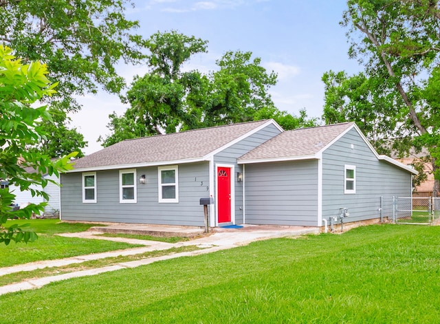 139 Holly St, Lake Jackson, TX 77566 - ranch-style house featuring a shingled roof