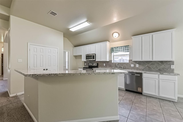 3506 Hickory Hill Ln, Montgomery, TX 77356 - kitchen with appliances with stainless steel finishes, a sink, decorative backsplash, white cabinets, and lofted ceiling