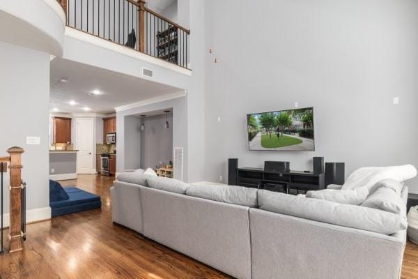1042 W 23rd St Unit D, Houston, TX 77008 - living area featuring wood finished floors, a towering ceiling, baseboards, and recessed lighting