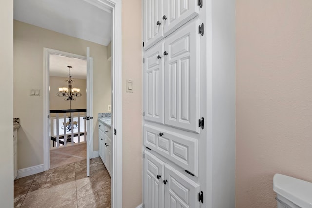 489 Merrimac Park, Conroe, TX 77302 - bathroom with a chandelier, toilet, baseboards, and vanity