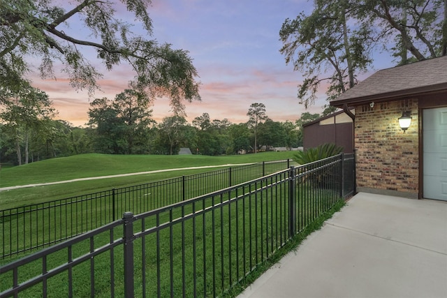 660 Hillcrest Dr, Huntsville, TX 77340 - view of yard at dusk