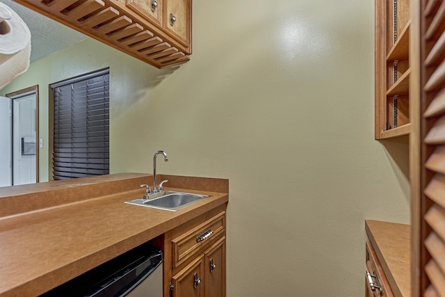 660 Hillcrest Dr, Huntsville, TX 77340 - indoor wet bar featuring dishwasher