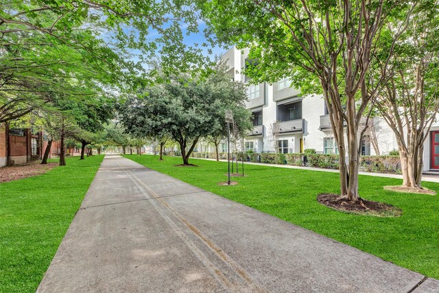 2620 Rusk St, Houston, TX 77003 - surrounding community featuring a yard