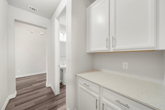 27130 Spanish Wind Ct, Magnolia, TX 77354 - bar area featuring wood finished floors and baseboards