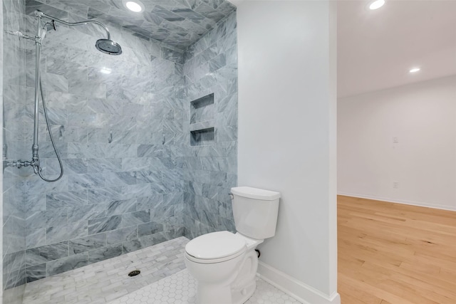 13631 Balmore Cir, Houston, TX 77069 - full bathroom with toilet, a tile shower, baseboards, and recessed lighting