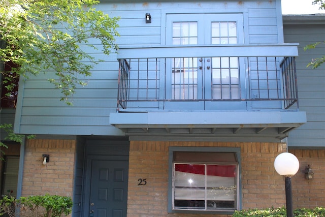 10001 Westpark Dr Unit 25, Houston, TX 77042 - view of front facade featuring a balcony and brick siding