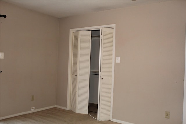 10001 Westpark Dr Unit 25, Houston, TX 77042 - unfurnished bedroom featuring carpet floors, a closet, and baseboards