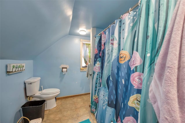 1806 State St, Houston, TX 77007 - bathroom featuring toilet, lofted ceiling, a shower with shower curtain, and baseboards