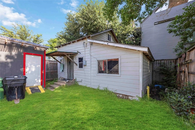 1806 State St, Houston, TX 77007 - rear view of house featuring an outbuilding