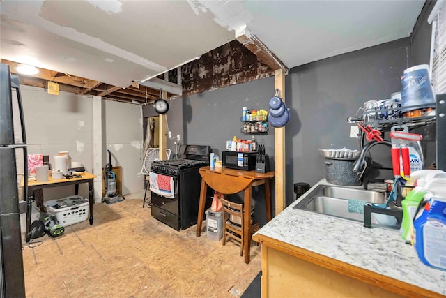 1806 State St, Houston, TX 77007 - kitchen with black appliances and a sink