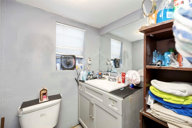 1806 State St, Houston, TX 77007 - bathroom featuring vanity and toilet
