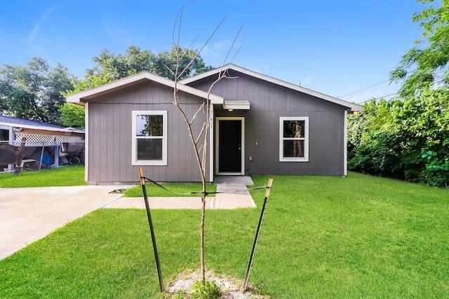 435 Connecticut St, Houston, TX 77029 - view of front of house with a front lawn