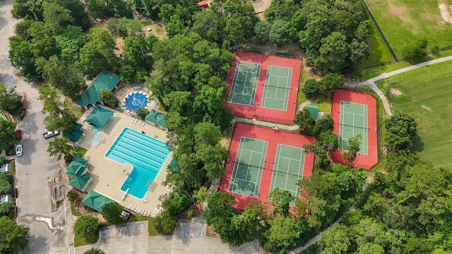 13 Whistlers Ct, The Woodlands, TX 77380 - bird's eye view of a pool