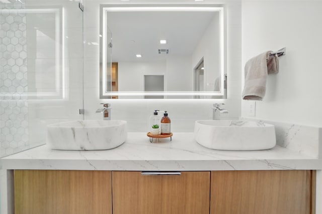 5110 San Felipe St Unit 97W, Houston, TX 77056 - full bath featuring double vanity and backsplash