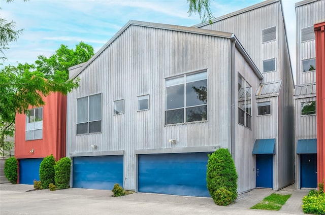 668 Lester St, Houston, TX 77007 - view of front facade featuring an attached garage and concrete driveway