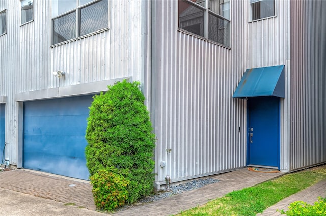 668 Lester St, Houston, TX 77007 - property entrance with an attached garage