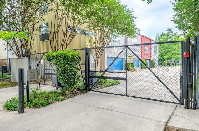 668 Lester St, Houston, TX 77007 - view of gate