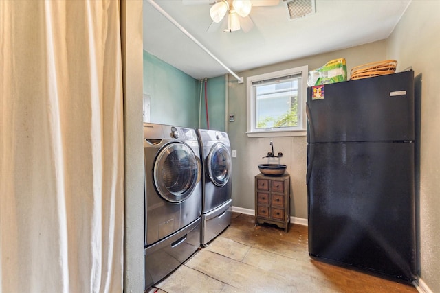 210 Queen Rd, Clear Lake Shores, TX 77565 - laundry area with washing machine and clothes dryer and a ceiling fan