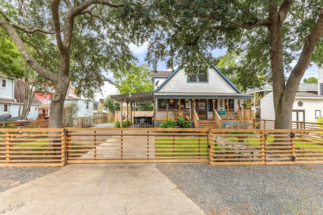 210 Queen Rd, Clear Lake Shores, TX 77565 - view of front facade featuring covered porch, a fenced front yard, and a gate
