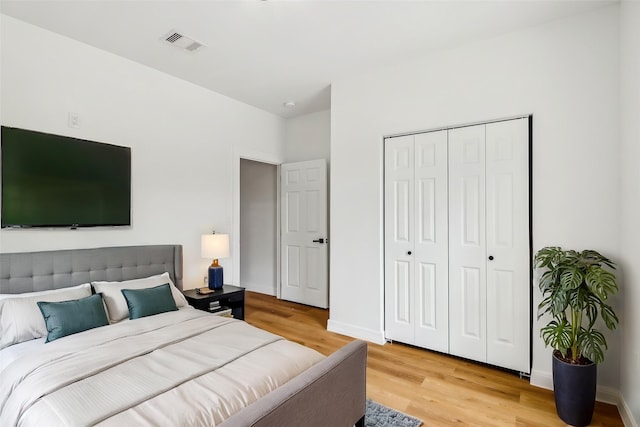 16731 Water Oak Dr, Channelview, TX 77530 - bedroom with light wood-style flooring, a closet, and baseboards